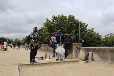 Paris, Fransa - 13 Mayıs 2018: Afrika Hediyelik eşya satıcıları ile mallarını yakın Eifel Kulesi Paris, Fransa'da üzerinde 13 Mayıs 2018