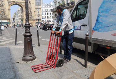 Paris, Fransa - 15 Mayıs 2018: Göçmen gün Rue Saint-Denis sokak Paris, Fransa'da bir iş için 15 Mayıs 2018 üzerinde bekleyen işçi