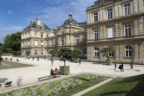 Paris Frankrike Maj 2018 Människor Promenad Luxembourgträdgården Förbi Den Palais — Stockfoto