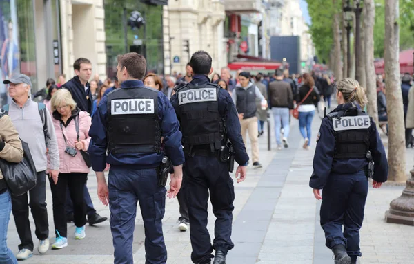 Paris Frankrike Maj 2018 Poliser Patrull Avenue Des Champs Elysées — Stockfoto