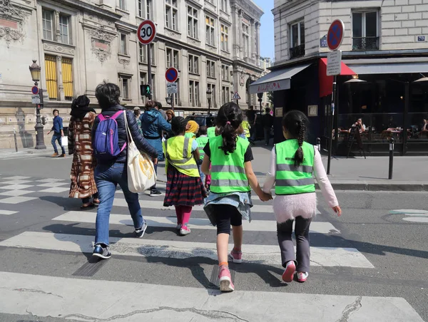 法国巴黎 2018年5月15日 2018年5月15日 身穿特殊服装的法国儿童横穿巴黎街头 — 图库照片