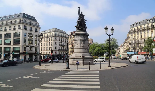 法国巴黎 2018年5月16日 2018年5月16日 法国巴黎蒙马特市 Clichy 广场上的汽车和面包车雕像和交通 — 图库照片