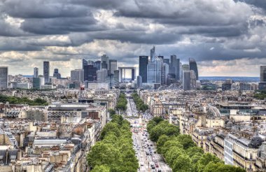 Paris, Fransa - 13 Mayıs 2018: Trafik doğru La Defense Paris, Fransa'da üzerinde 13 Mayıs 2018 ofis binaları otomobillerin