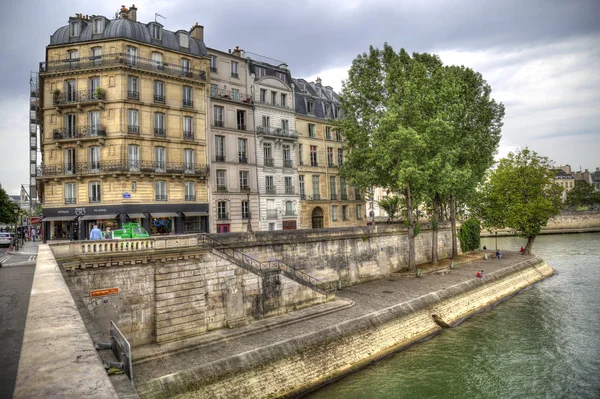 フランス 2018 住宅の歴史的建造物と人々 2018 日にフランス パリのセーヌ川のほとりに座って — ストック写真