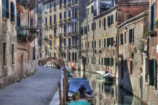 역사적 운하를 가로지르는 이탈리아 베니스 — 스톡 사진