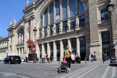 Paris, Fransa - 11 Mayıs 2018: Paris, Fransa üzerinde 11 Mayıs 2018 Gare du Nord tren istasyonunda Bagaj insanlarla