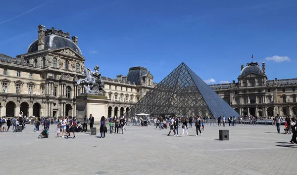 2018年5月11日フランス パリ2018年5月11日フランス パリのルーブル美術館入口中庭の観光客 — ストック写真