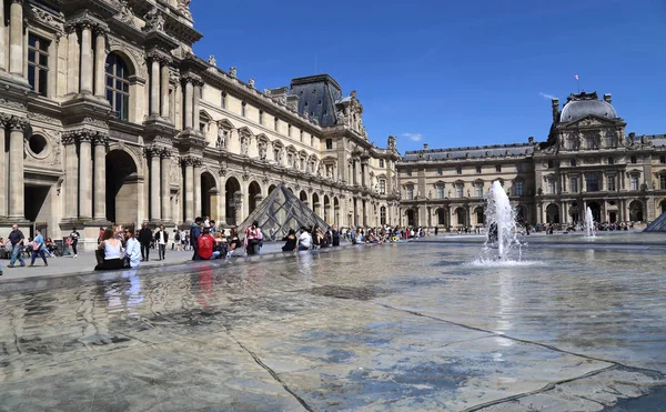 Paris France May 2018 Tourists Sit Fountain Louvre Museum Paris — Stock Photo, Image