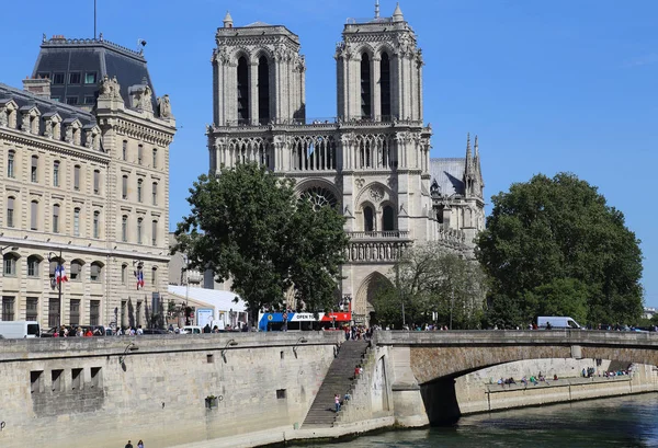 Paris França Maio 2018 Ônibus Turísticos Pessoas Perto Catedral Notre — Fotografia de Stock