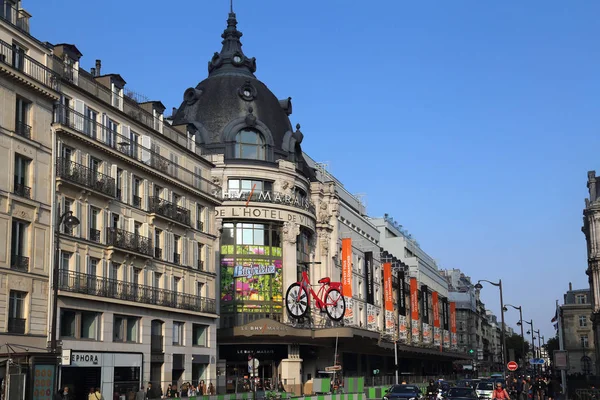 Paris France May 2018 Department Store Traffic Cars Pedestrians Rue — Stock Photo, Image