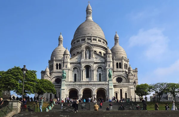 法国巴黎 2018年5月16日 2018年5月16日在法国巴黎蒙特马尔特的圣心教堂台阶上的游客 — 图库照片