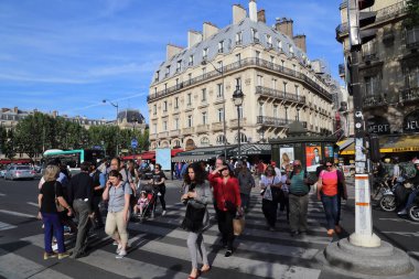 Paris, Fransa - 11 Mayıs 2018: İnsanlar üzerinde Boulevard Saint-Michel Paris, Fransa'da 11 Mayıs 2018 üzerinde karşıdan karşıya