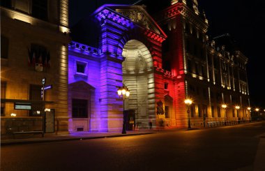 Paris, Fransa - 11 Mayıs 2018: Paris, Fransa'da Fransız bayrağının renkleri 11 Mayıs 2018 üzerinde ışıklı tarihi bina