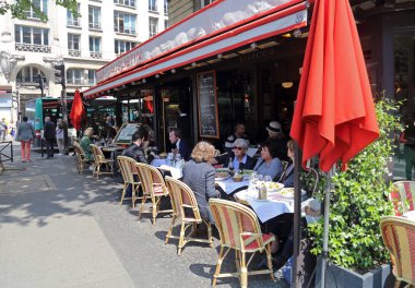 Paris, Fransa - 16 Mayıs 2018: İnsanlar bir kaldırım café'de Rue de la Pepiniere Paris, Fransa'da sokak 16 Mayıs 2018 üzerinde oturmak