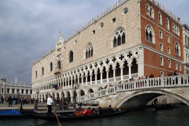 Venice, İtalya - 30 Eylül 2018: Gondol Sighs Köprüsü ve Venedik, İtalya üzerinde 30 Eylül 2918 Doge Sarayı turist ile
