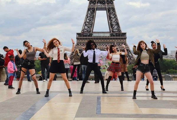 París Francia Mayo 2018 Chicas Diferentes Etnias Bailan Frente Torre — Foto de Stock