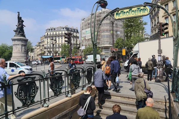 法国巴黎 2018年5月16日 2018年5月16日 人们从法国巴黎蒙马特市克里希广场的地铁站出现 — 图库照片