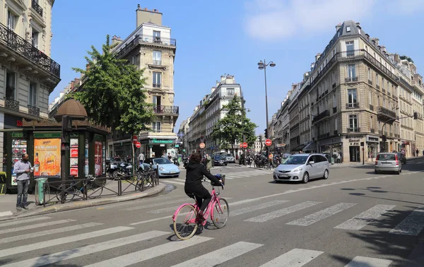 フランス 2018 女の子 2018 日フランス パリのモンマルトルの Rue ペテルスブール路上ピンクの自転車でサイクリング — ストック写真
