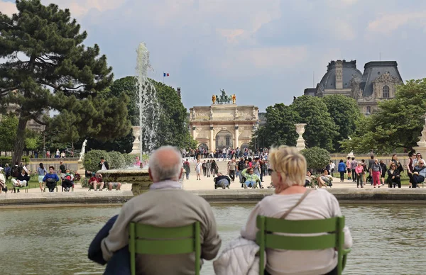 Paris França Maio 2018 Casal Sênior Senta Cadeiras Uma Fonte — Fotografia de Stock