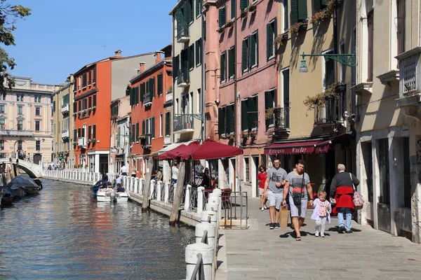 Venecia Italia Septiembre 2018 Los Turistas Caminan Largo Canal Con — Foto de Stock