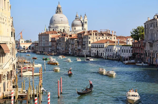 イタリアのヴェネツィア 9月29 2018 9月29 2918にイタリアのヴェネツィアにあるグランドキャナルとサンタ マリア デッラ サルテ教会の船 — ストック写真