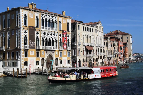 Venecia Italia Septiembre 2018 Ferry Boat Passengers Grand Canal Venice —  Fotos de Stock