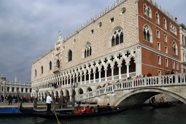 Venecia Italia Septiembre 2018 Góndola Con Los Turistas Puente Los —  Fotos de Stock