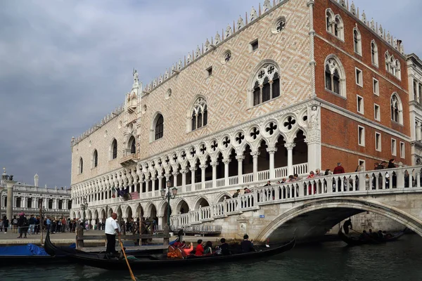 Venice, İtalya - 30 Eylül 2018: Gondol Sighs Köprüsü ve Venedik, İtalya üzerinde 30 Eylül 2918 Doge Sarayı turist ile