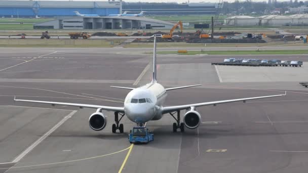 Αεροπλάνο Είναι Τροχοδρομεί Μακριά Στο Αεροδρόμιο Schiphol Του Άμστερνταμ Ολλανδία — Αρχείο Βίντεο