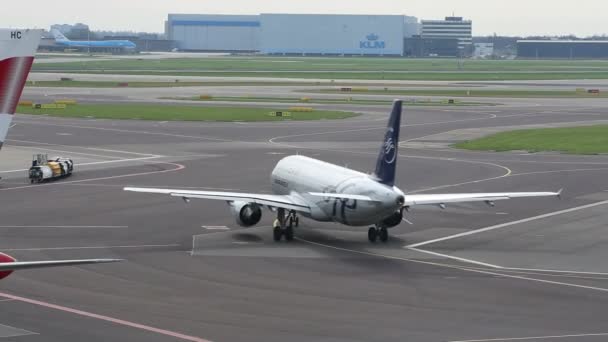 Flugzeug Wird Flughafen Schiphol Amsterdam Holland Mai 2017 Weggerollt — Stockvideo