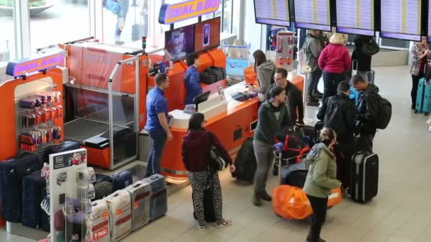 Tourists Schiphol Airport Amsterdam Holland May 2017 — Stock Video