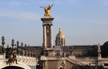 Pont Alexandre III Köprüsü ve Les Invalides Paris, Fransa'da kubbesi altın heykeller