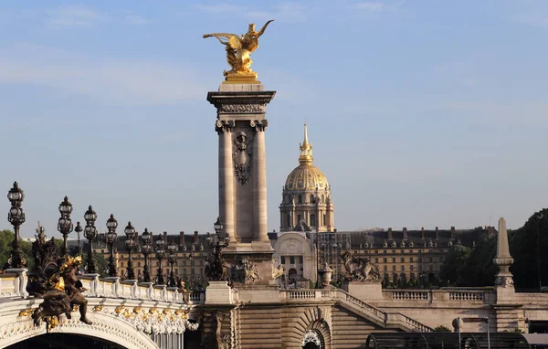 アレクサンドル 世橋の橋と パリのアンヴァリッドのドームに黄金の仏像 — ストック写真