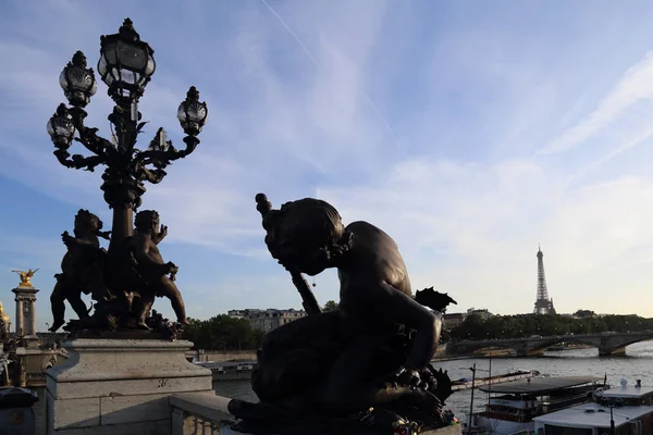 Patsaat Pont Alexandre Iii Sillalla Les Invalidesin Kupoli Pariisissa Ranskassa — kuvapankkivalokuva