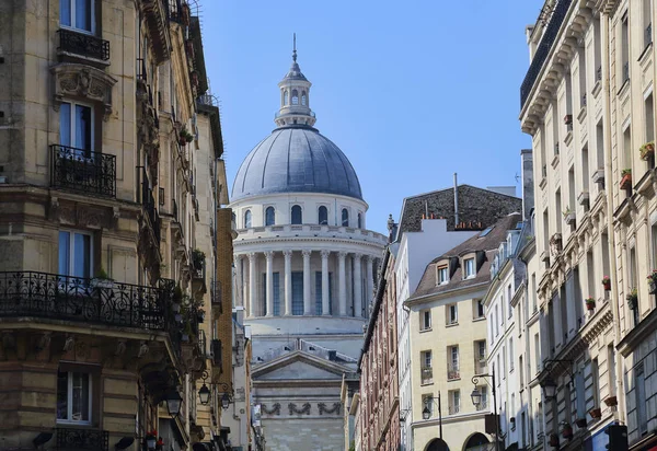 パンテオンと パリの Rue ヴァレット通りから見た歴史のアパートの建物 — ストック写真