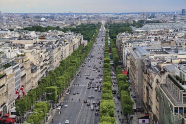 Paris, Fransa - 13 Mayıs 2018: Görünüm aşağı Avenue des Champs-Elysees de Louvre Müzesi ve dev dönme dolap doğru Place de la Concorde Paris, Fransa'da üzerinde 13 Mayıs 2018