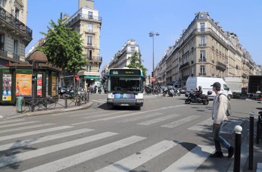 Paris, Fransa - 16 Mayıs 2018: yayalar crossover Montmartre Paris, Fransa'da Rue de Saint-Petersbourg Caddesi üzerinde 16 Mayıs 2018 üzerinde yaklaşan halk otobüsü