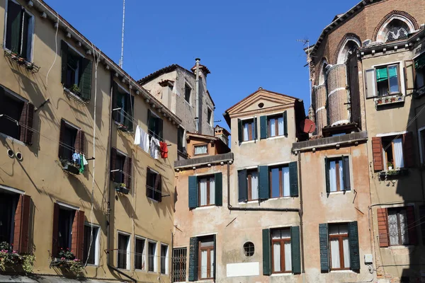 Casas Lavandería Colgando Ventanas Una Plaza Venecia Italia —  Fotos de Stock