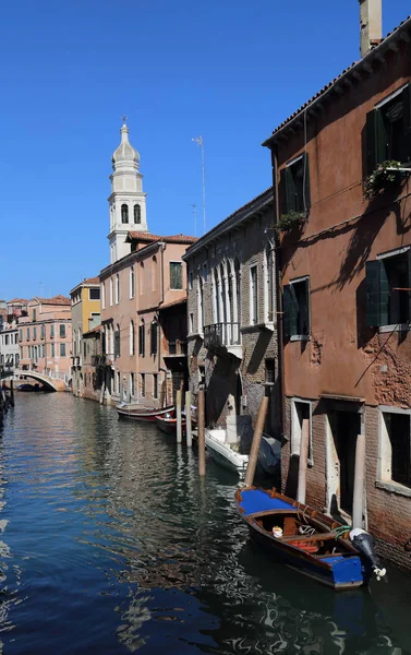 Canal Boats Church Tower Other Historical Buildings Venice Italy — Stock Photo, Image
