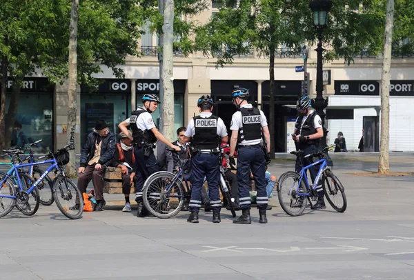 Parigi Francia Maggio 2018 Poliziotti Francesi Bicicletta Controllano Gruppo Uomini — Foto Stock