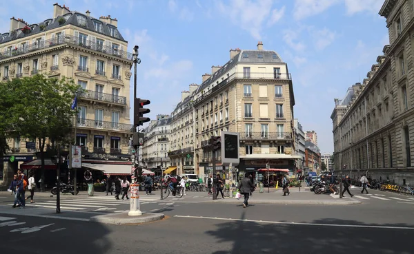 París Francia Mayo 2018 Ocupada Intersección Con Edificios Históricos Cafeterías —  Fotos de Stock