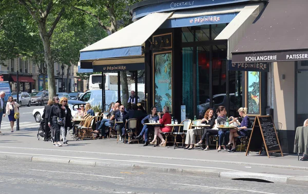 2018 Rue Pepiniere パリの通りの歩道のカフェで座るパリ フランス 2018 — ストック写真