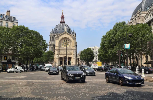 Paris França Maio 2018 Tráfego Carros Igreja Place Saint Augustin — Fotografia de Stock