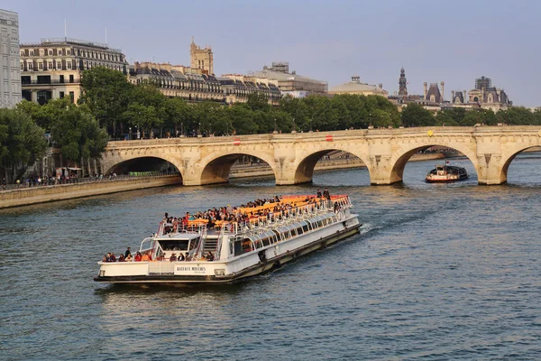 Paris France May 2018 Boat Tourists Sails Historical Buildings River — Stock Photo, Image