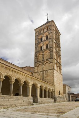 Segovia, İspanya bulutlu gökyüzü altında San Esteban Kilisesi'nin Kulesi