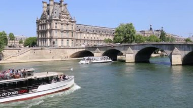 Günübirlik tekne turist Yelkenli Louvre Paris, Fransa'da 11 Mayıs 2018 üzerinde geçmiş Seine Nehri üzerinde