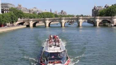 Günübirlik tekne turist ile Paris, Fransa'da Seine Nehri üzerinde 11 Mayıs 2018 üzerinde yelken