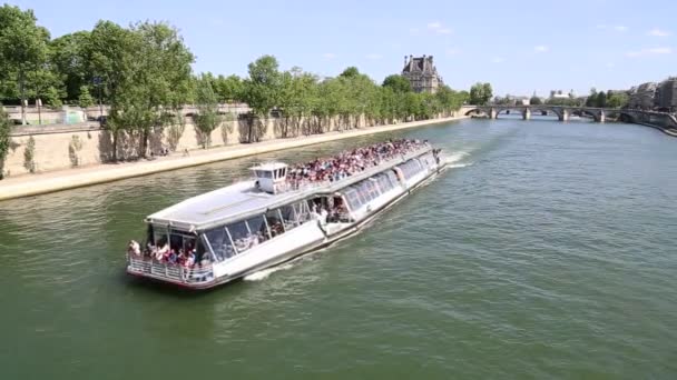 Barco Excursão Com Turistas Navega Rio Sena Paris França Maio Vídeo De Bancos De Imagens