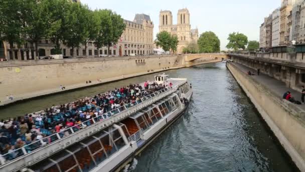 Excursie Boot Met Toeristen Vaart Seine Naar Notre Dame Parijs — Stockvideo