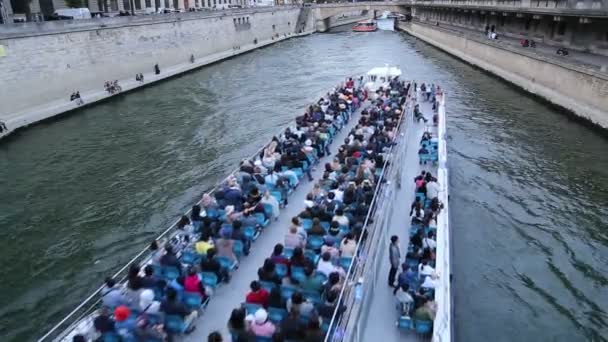 Barco Excursión Con Turistas Navega Por Río Sena Hacia Catedral — Vídeo de stock